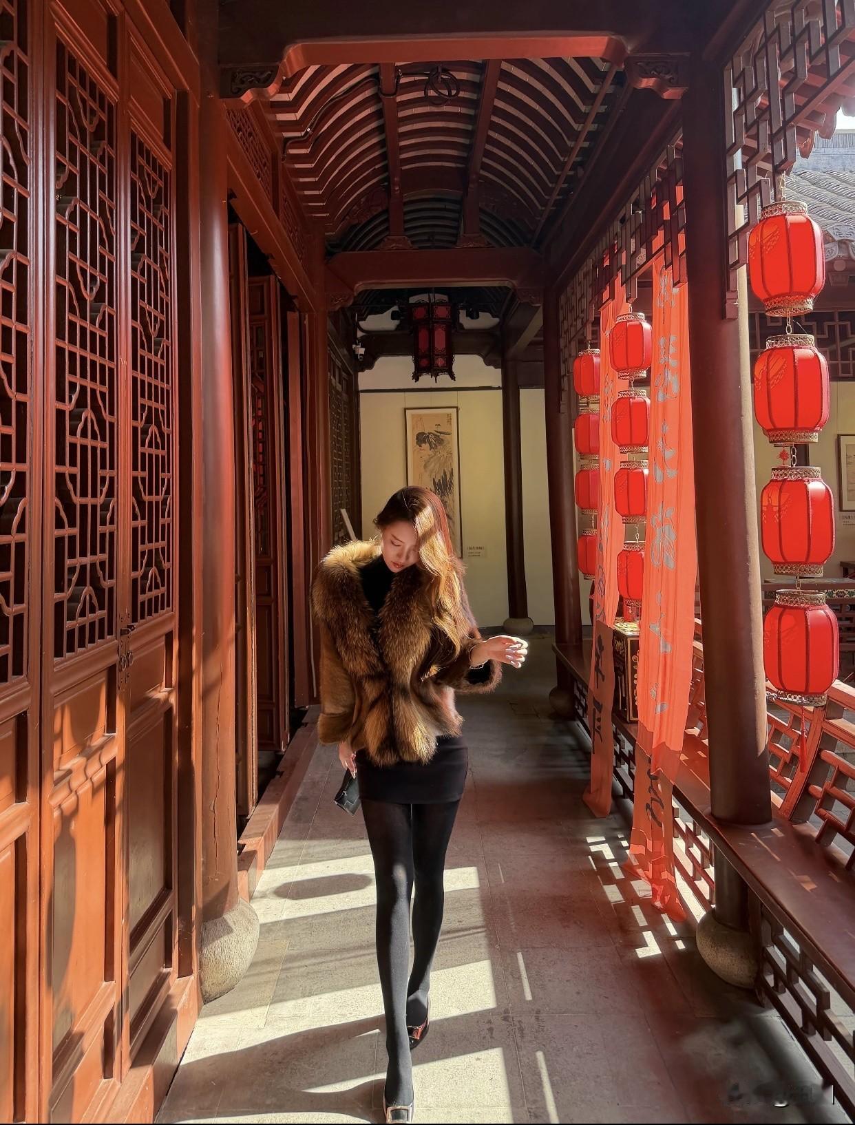 什么样的丝袜，能搭配得时尚不媚俗黑色丝袜！只要掌握了这些搭配技巧，黑色丝袜就能摆