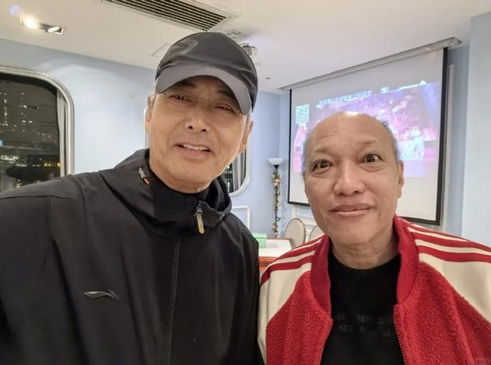 周润发请近百名TVB旧同事聚餐 据港媒，20日，周润发近日低调宴请近百名TVB旧