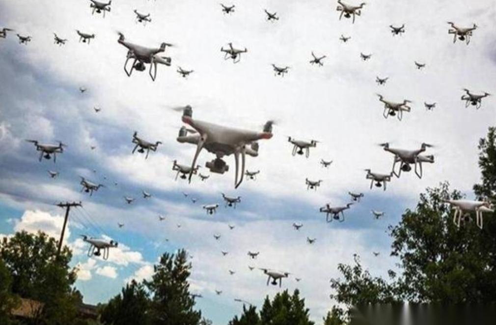 乌克兰这次算是下了血本，上千架无人机对着莫斯科连轰了三天三夜。本来指望靠“饱和式