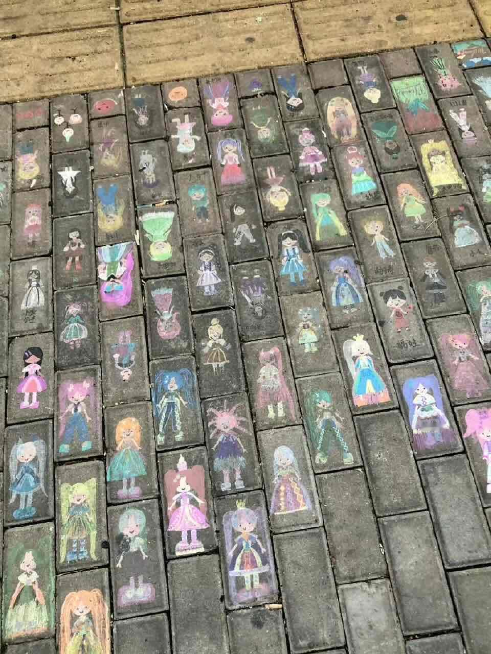 小孩姐在石板上画的画我们是无聊的大人她们是小小艺术家 