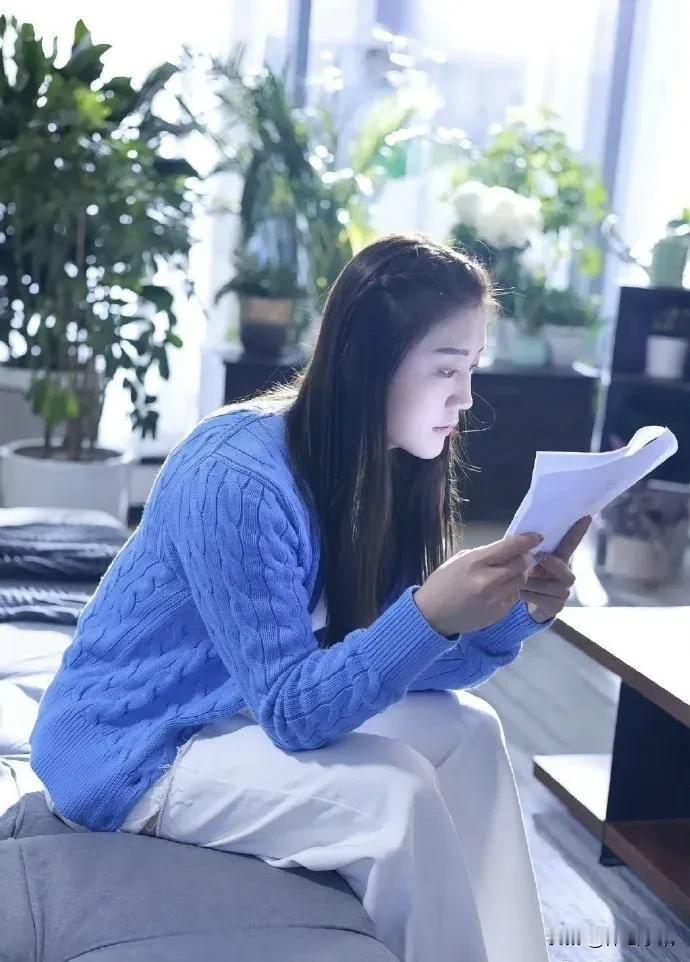 奥运冠军，陈梦，最新照，是在录制综艺《是妈妈是女儿2》时拍的，差点没认出来，看起