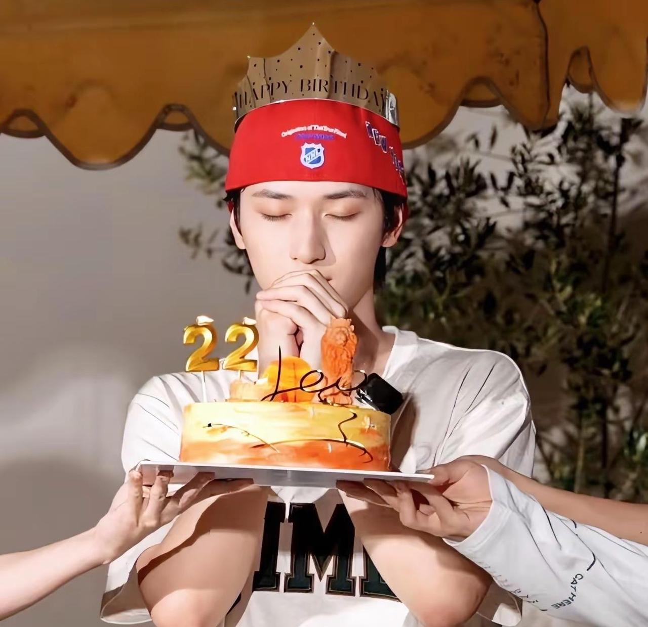 22岁的严浩翔生日快乐吖🐻🎊21岁的坎坷和不愉快全部翻篇，往后好消息铺天盖地