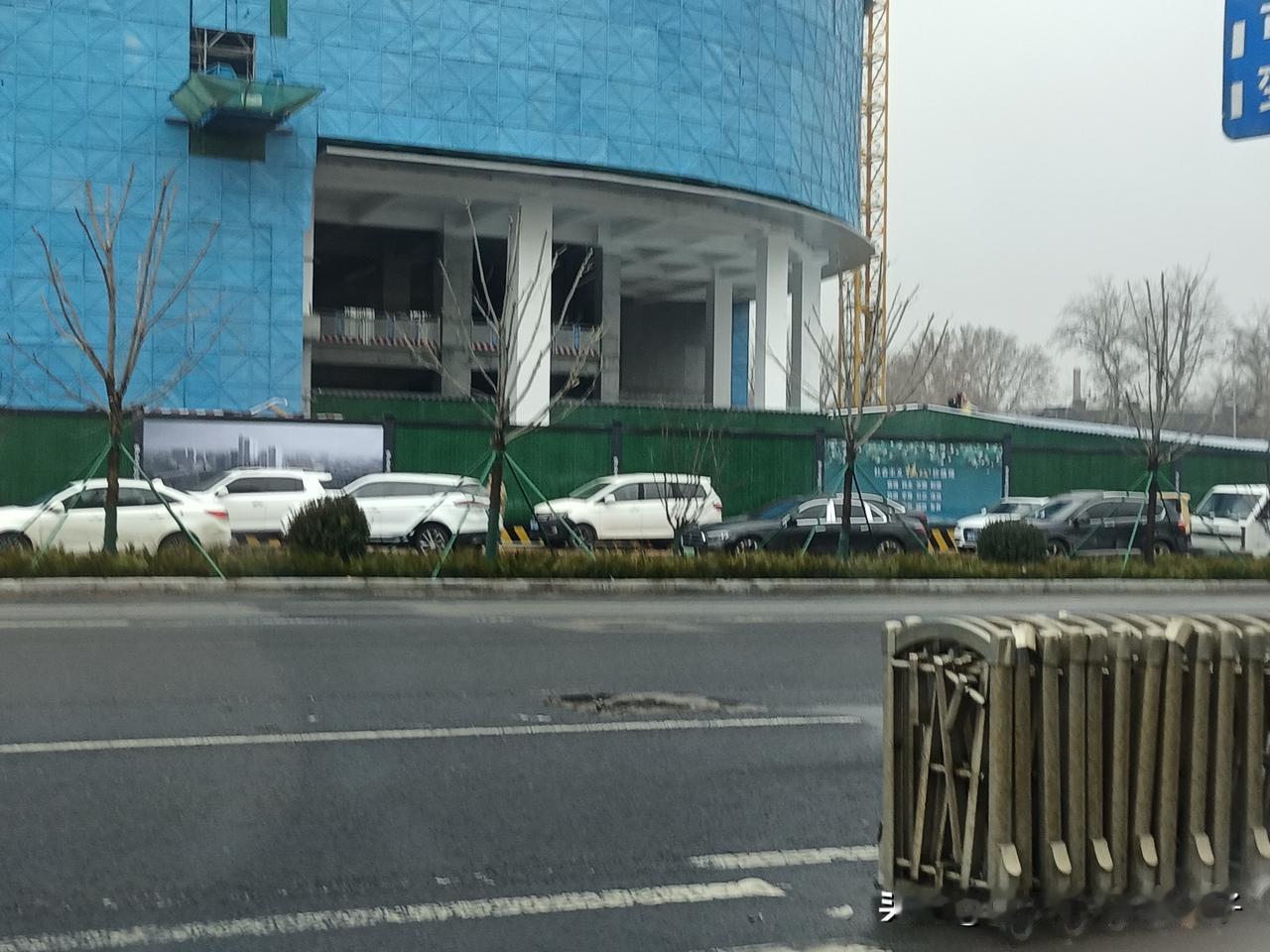 经十路这个坑里是有三个钢筋头吧，不知道哪个倒霉蛋会压上然后扎胎…

位置在五院对