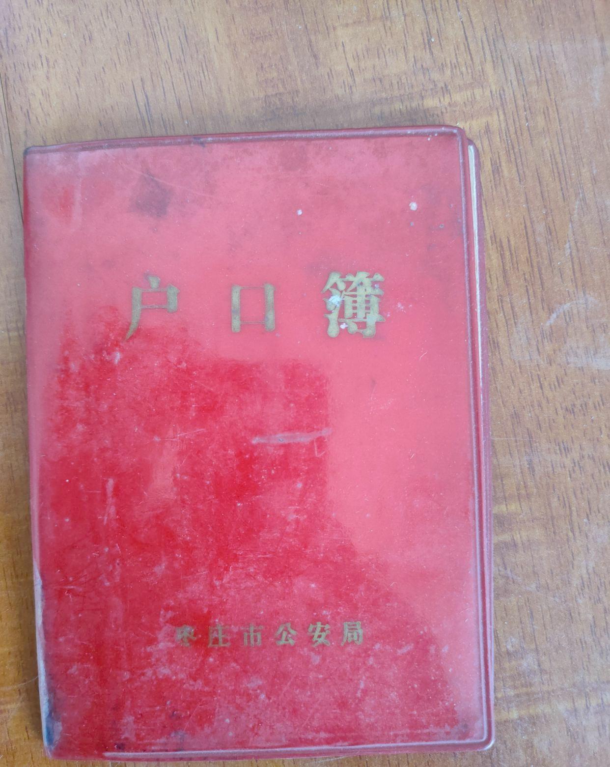 那年头，钱是钱，票是票。没票，有钱也白搭。

粮票最金贵，分全国和地方。每家每户