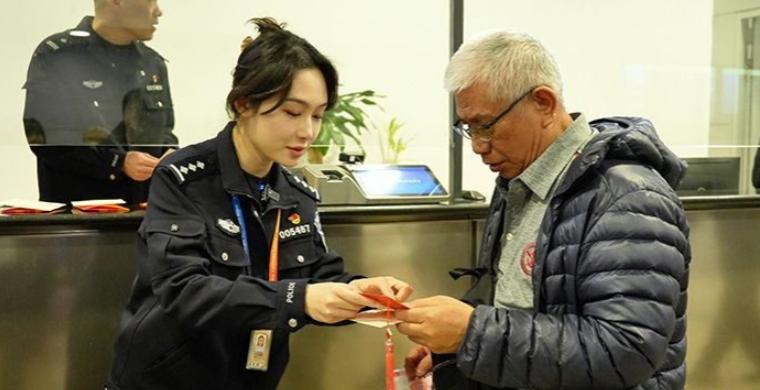 大陆包机把70多名台湾同胞从中东接回来了。很多人以为回去之后至少会有一句道谢。错