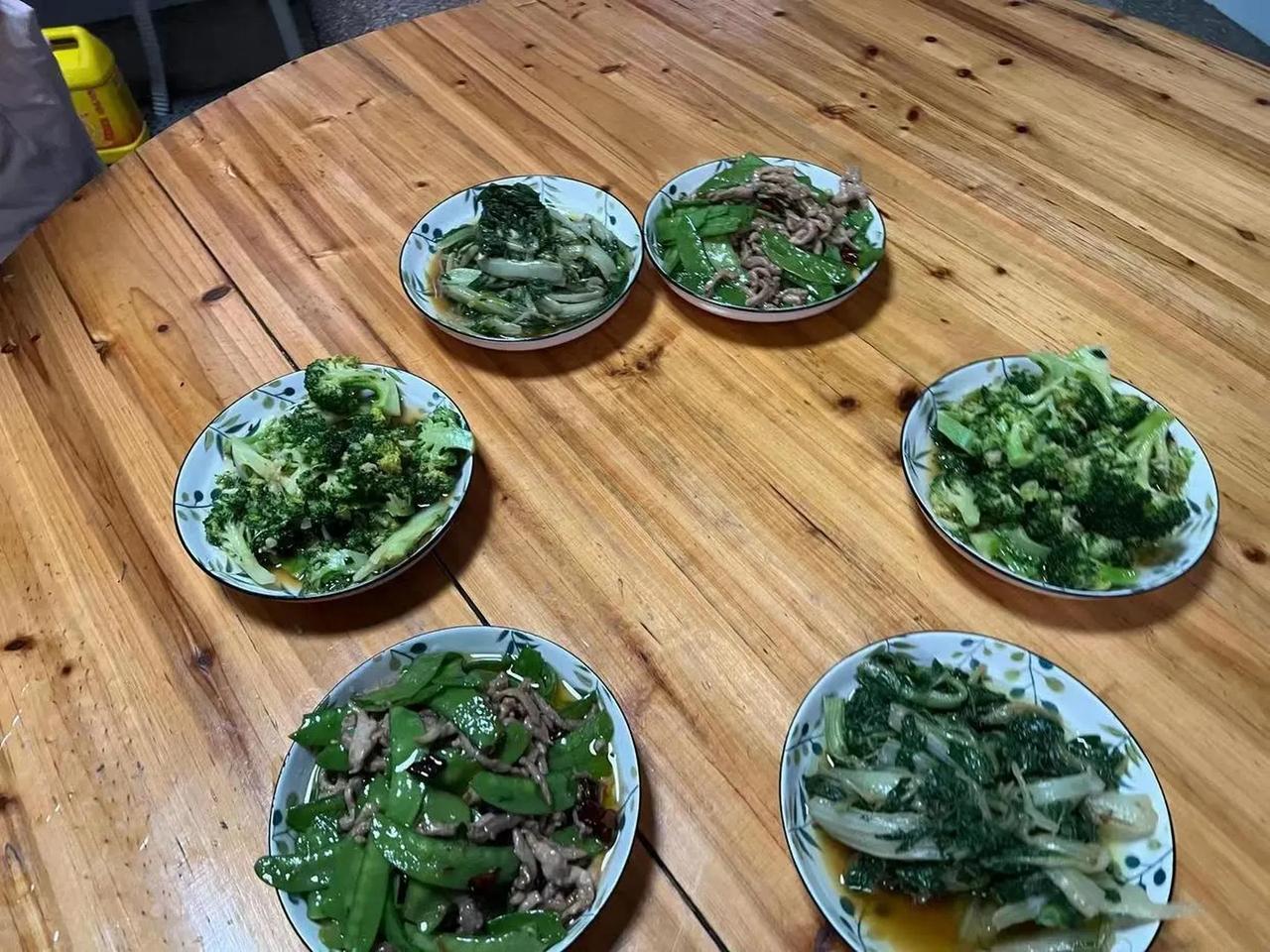 #中国股市未来何去何从# 
先不要谈未来了，今年的年夜饭必是一桌绿色蔬菜。目前该