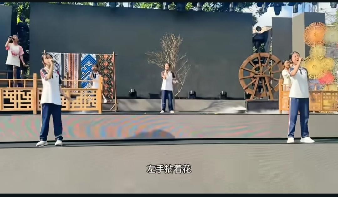 今年的六一节目真的太震撼了，刷到了龙源交椅山学校的彩排，学生清一色的校服，没有化