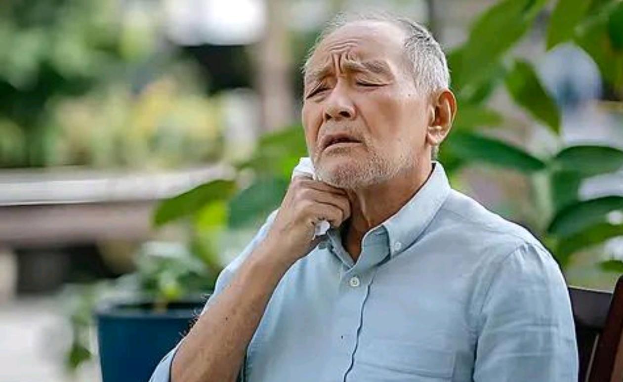 别让“硬挂耳”硌了消费者的脖子
 
新买的衬衫刚上身，后颈就被领口内侧的硬质挂耳