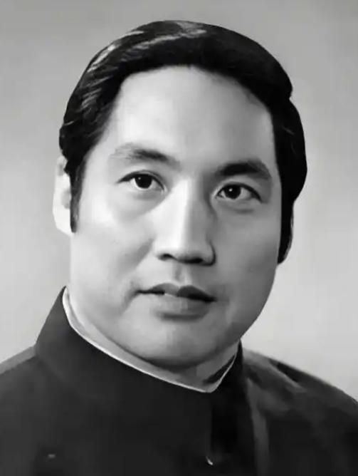 1977年，曾因饰演《红灯记》李玉和红遍全国的钱浩梁，被撤销党内外一切职务、停止