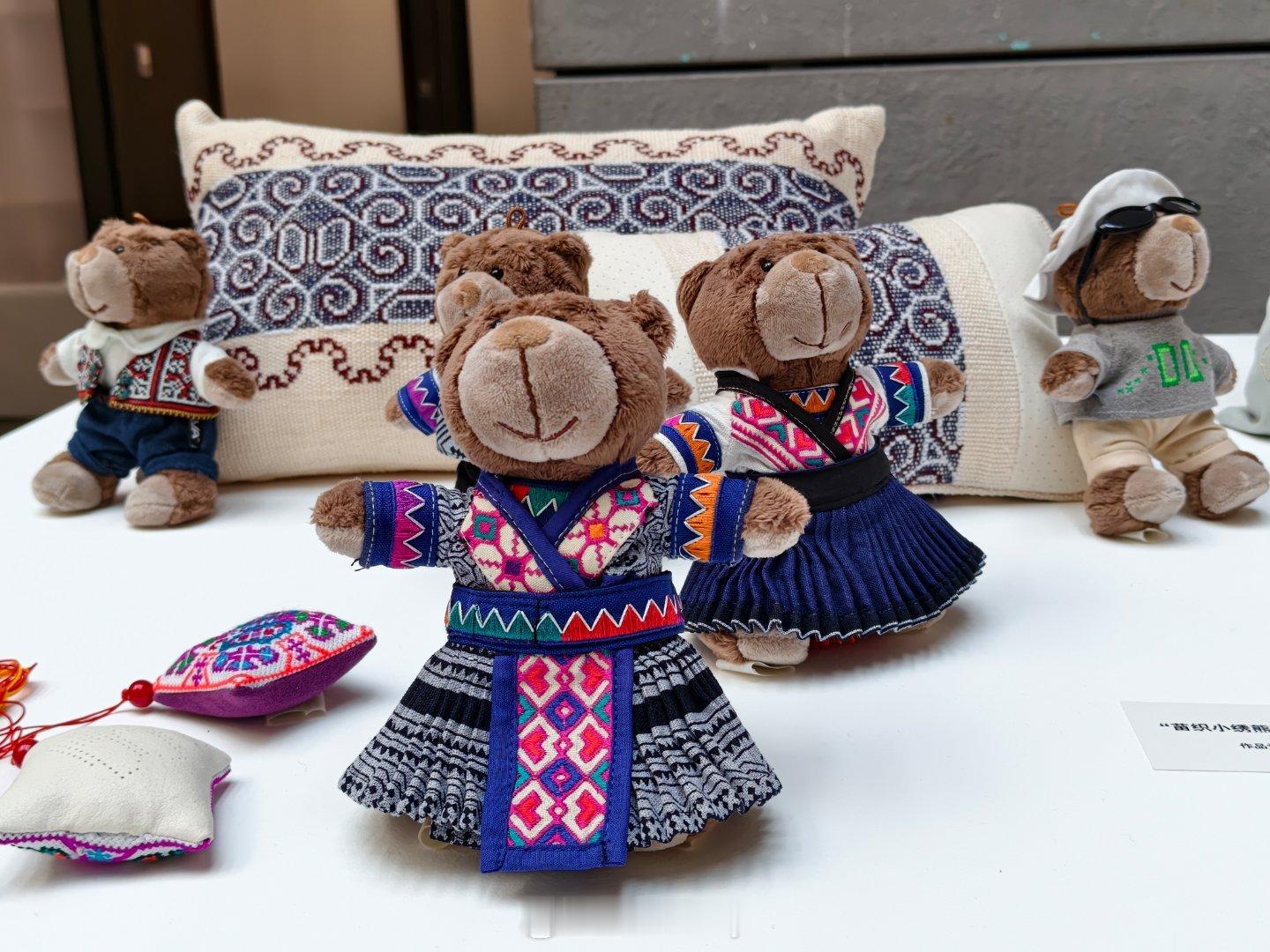 千年非遗技艺邂逅新世代出行美学，宝马以跨界之力让传统文化在座舱内焕发新生，为出行