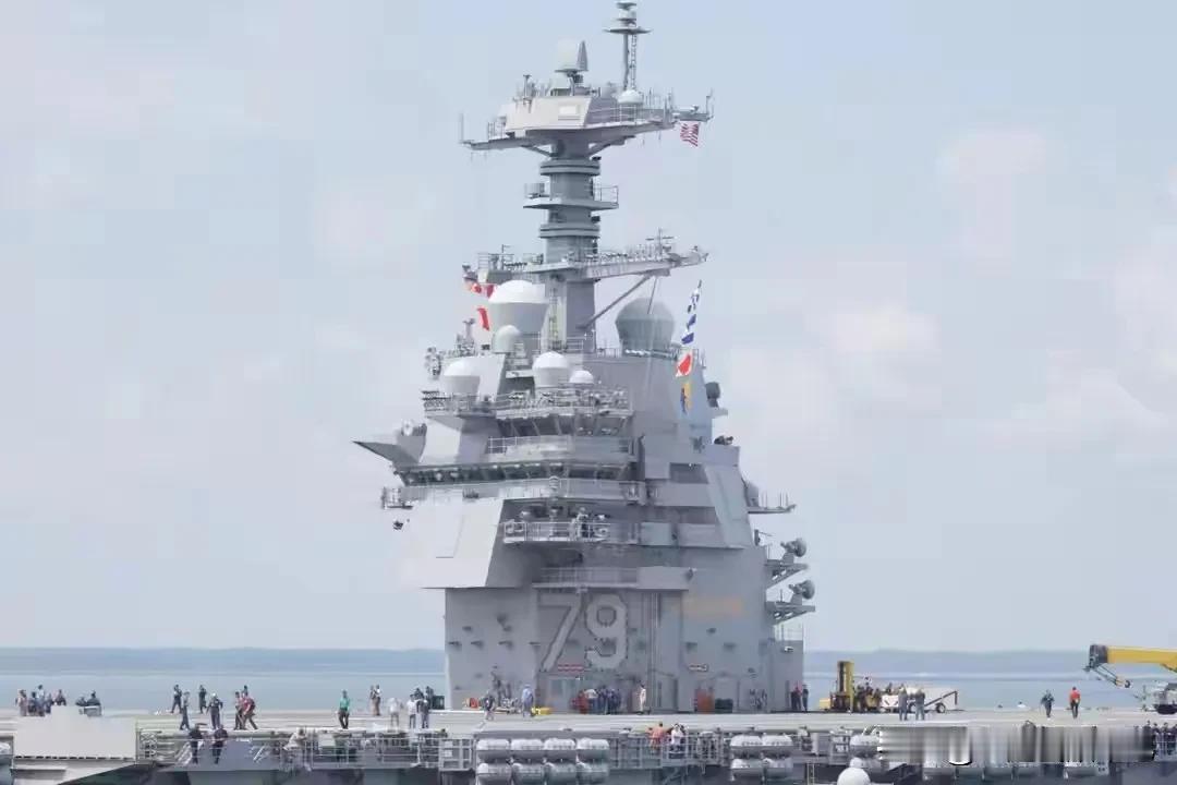 不得不说，美国的新“肯尼迪”航母舰岛，还是挺漂亮的。
舰岛看上去比较简洁，棱角分