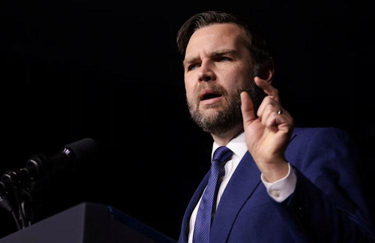 万斯竟然这么讨人厌，真是太疯狂了。
他之所以还能勉强算是有点存在感，唯一的原因就