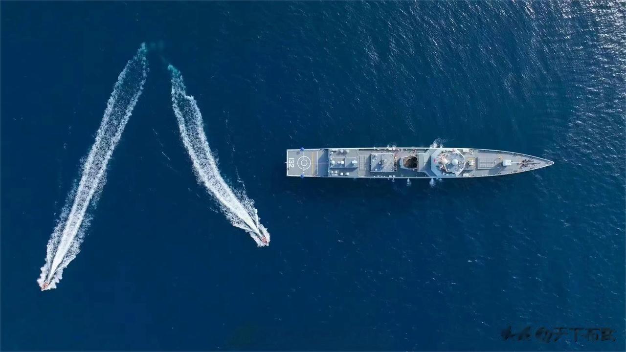 话说，052D“苏州舰”就是英勇啊，前天该舰刚在台湾海峡“别车”拦截了前来耀武扬