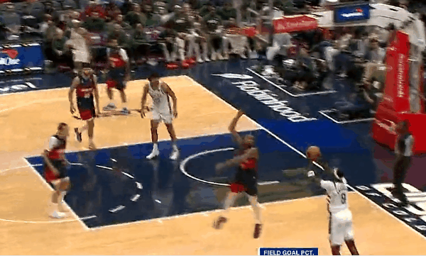 惠特莫尔防守很糟糕，冒抢没必要，失去位置波蒂斯抛进



惠特莫尔就是这样一个球