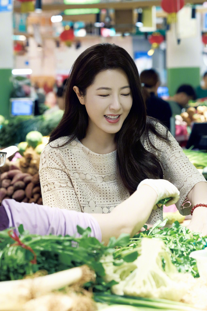 曾黎逛海南菜市场根本走不动道 曾黎的冬至vlog太有趣了，逛个海南菜市场都能这么