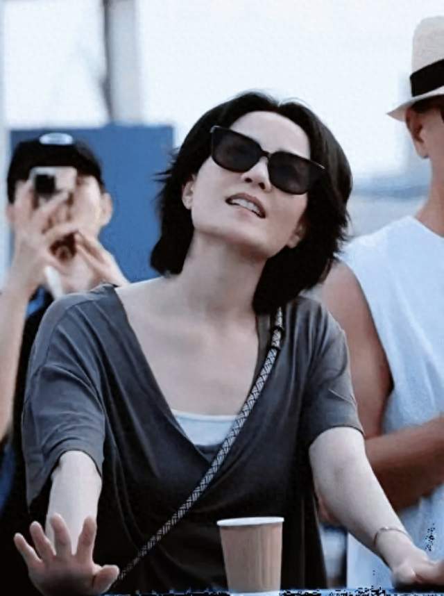 王菲带俩女儿看窦靖童演出，被大屏拍到害羞躲镜头，社恐是遗传的