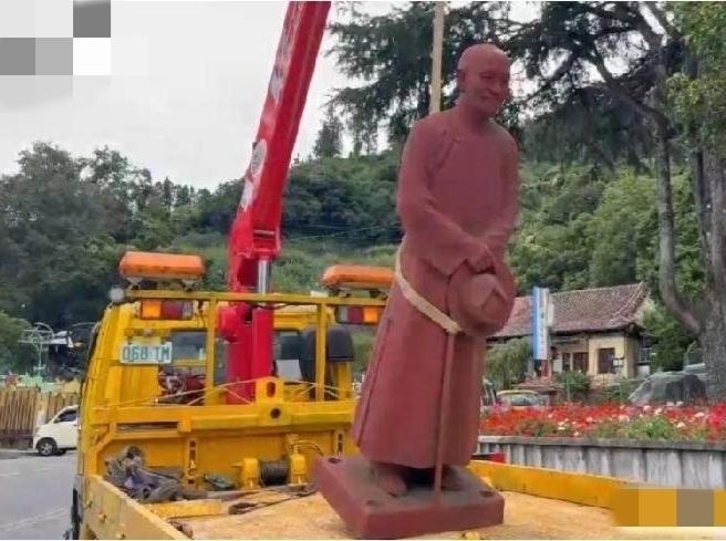 蒋介石雕像已经被拆除700多座，幸存的惨遭涂鸦侮辱。

蒋介石做梦都没有想到，自