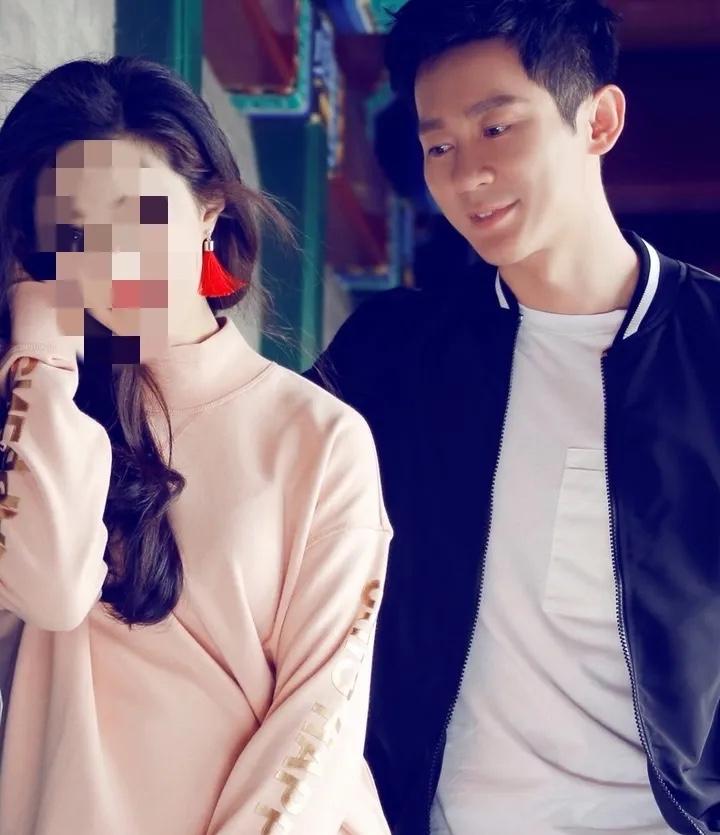 当年小S问李晨：你胳膊受伤了还做吗？
李晨说：做啊！这样做，说完他直接跑到地上单