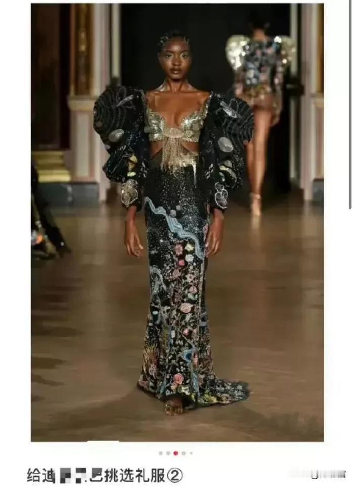 很少见杨紫穿得这么“花里胡哨”，印象中她往年的活动礼服都比较素净，属于保守派。
