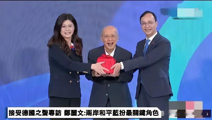 郑丽文从连胜文手上接过当选证书，正式就任国民党主席！
 
接过证书时，郑丽文的手