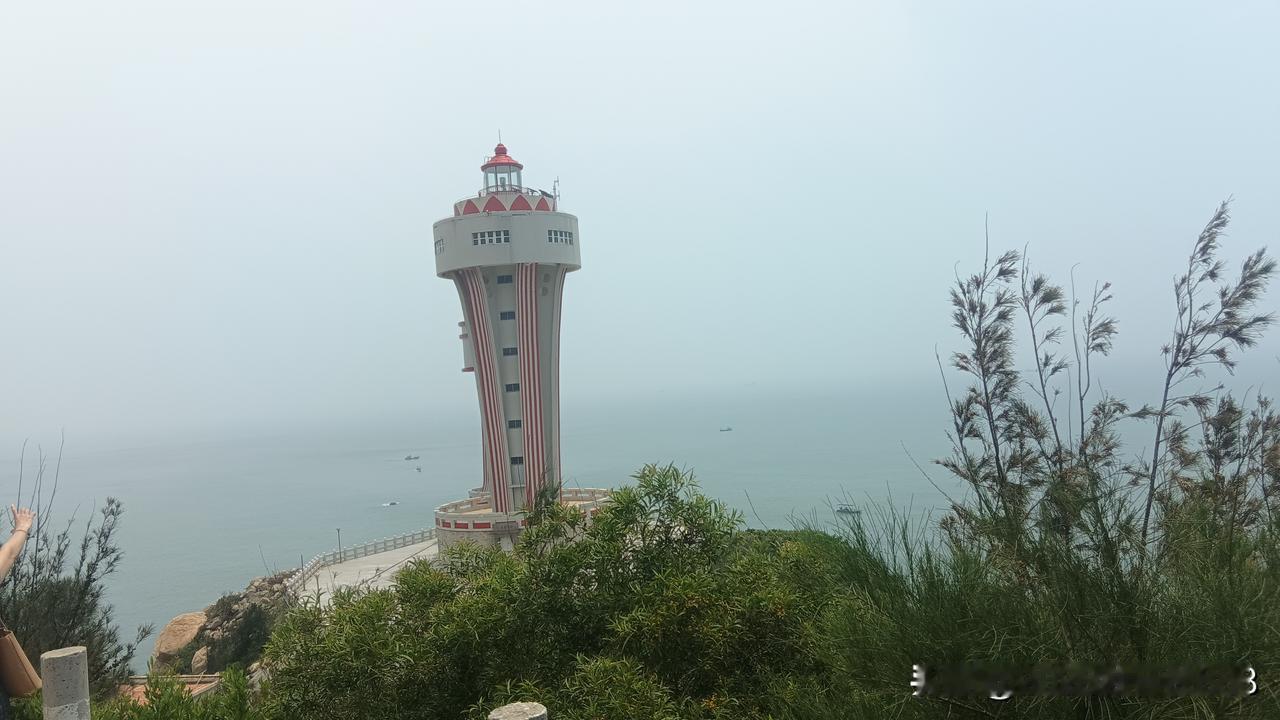 年轻人正在逃离药店工作，剩下来的只有两类人。

今天一个同行来我所在的区域跑市场