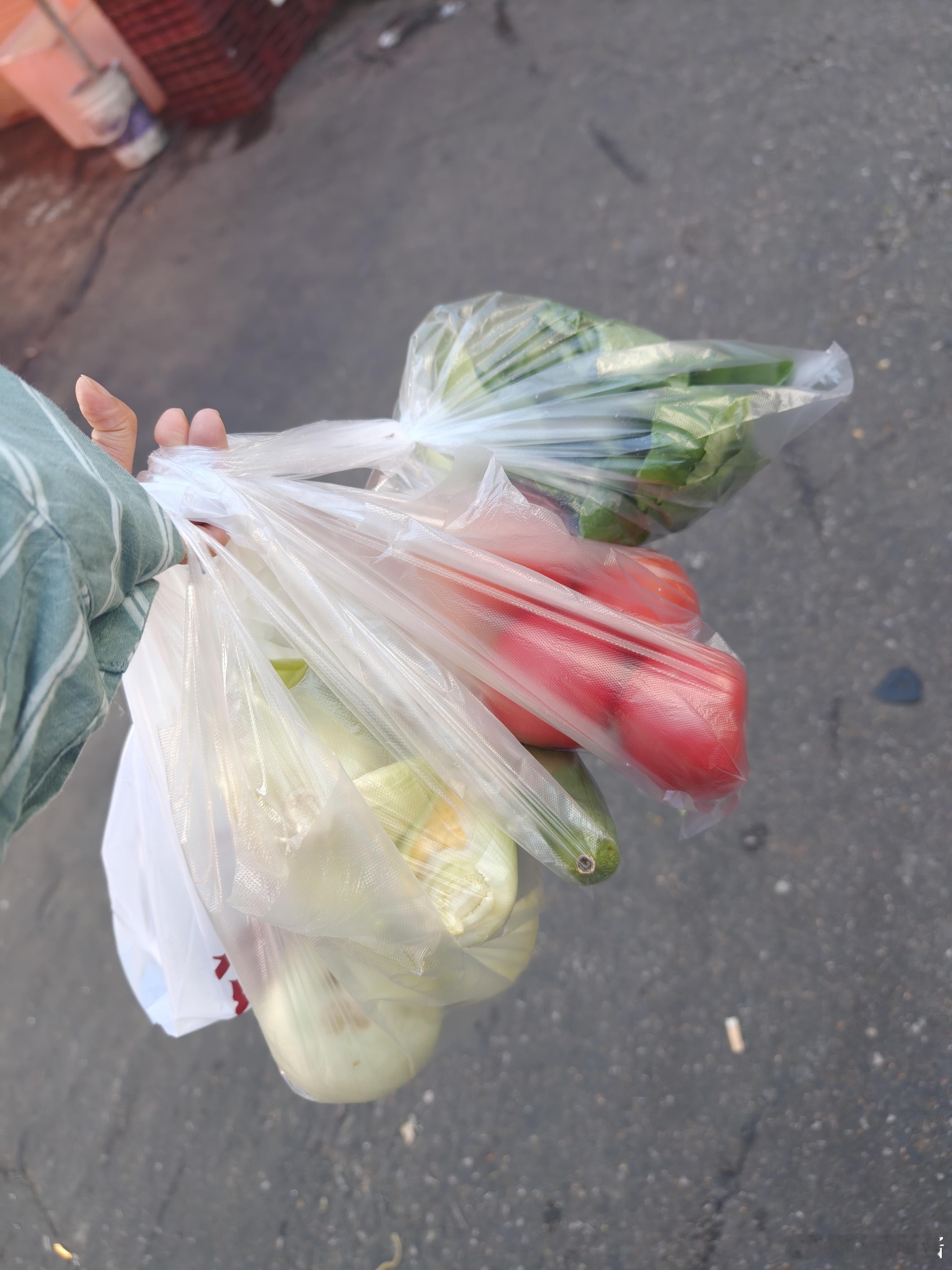 上周才发现家附近这个很棒的菜市场是晚上七点多关门那就意味着，只要按时下班，就能去