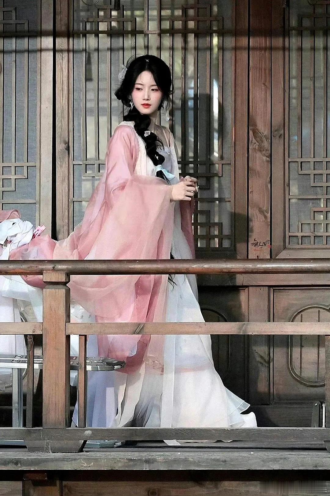 貌似卢昱晓与赵露思相比，卢昱晓更有仙气感 ​​​