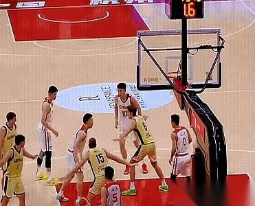聊聊中国男篮热身赛上，廖三宁那个球。
底线发球，时间紧迫。澳大利亚那个19号大个