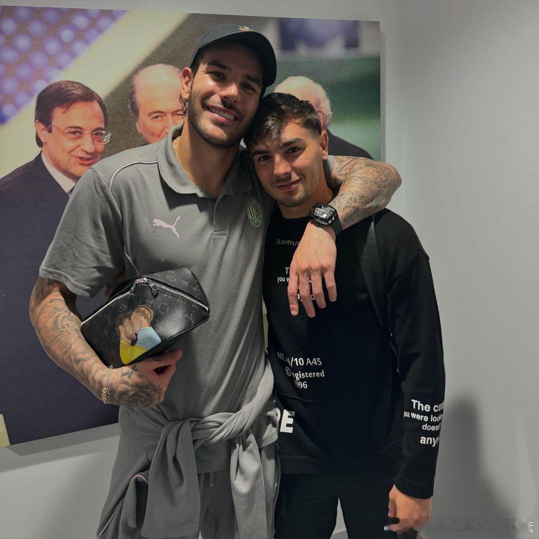 特奥: Friends that football gives you ♥️ ​