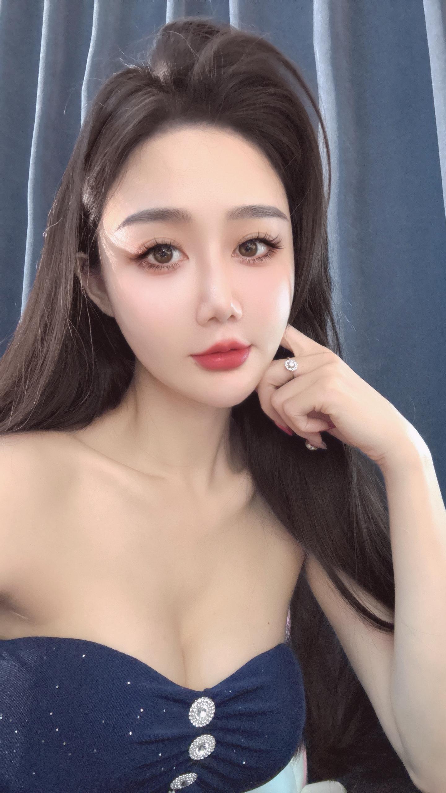 樱花树下谁站都浪漫、我的爱给谁都热烈。