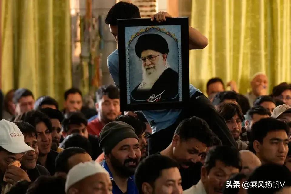 这几天，全世界的目光都死死盯着德黑兰。

伊朗最高领袖哈梅内伊在美军的狂轰滥炸中