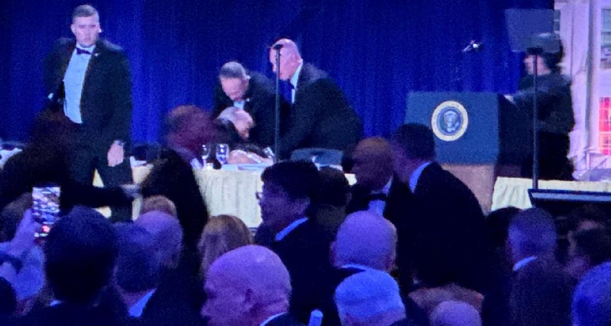 【新画面曝光：特朗普撤离时突然摔倒】

4月25日白宫记者协会晚宴突然传出枪响，