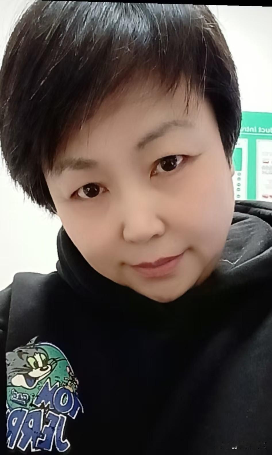 亲们帮我看看纯素颜自拍和美颜的那个更好