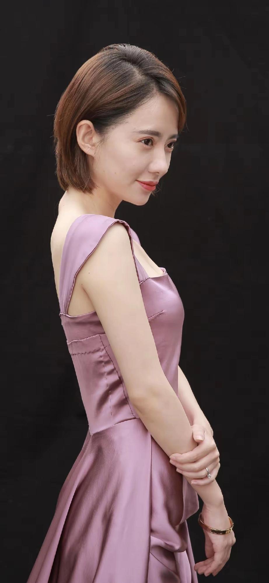 优雅紫裙，温柔侧颜，气质满满！紫裙淑女写真 紫裙时尚照 紫裙明眸写真 紫裙穿搭 