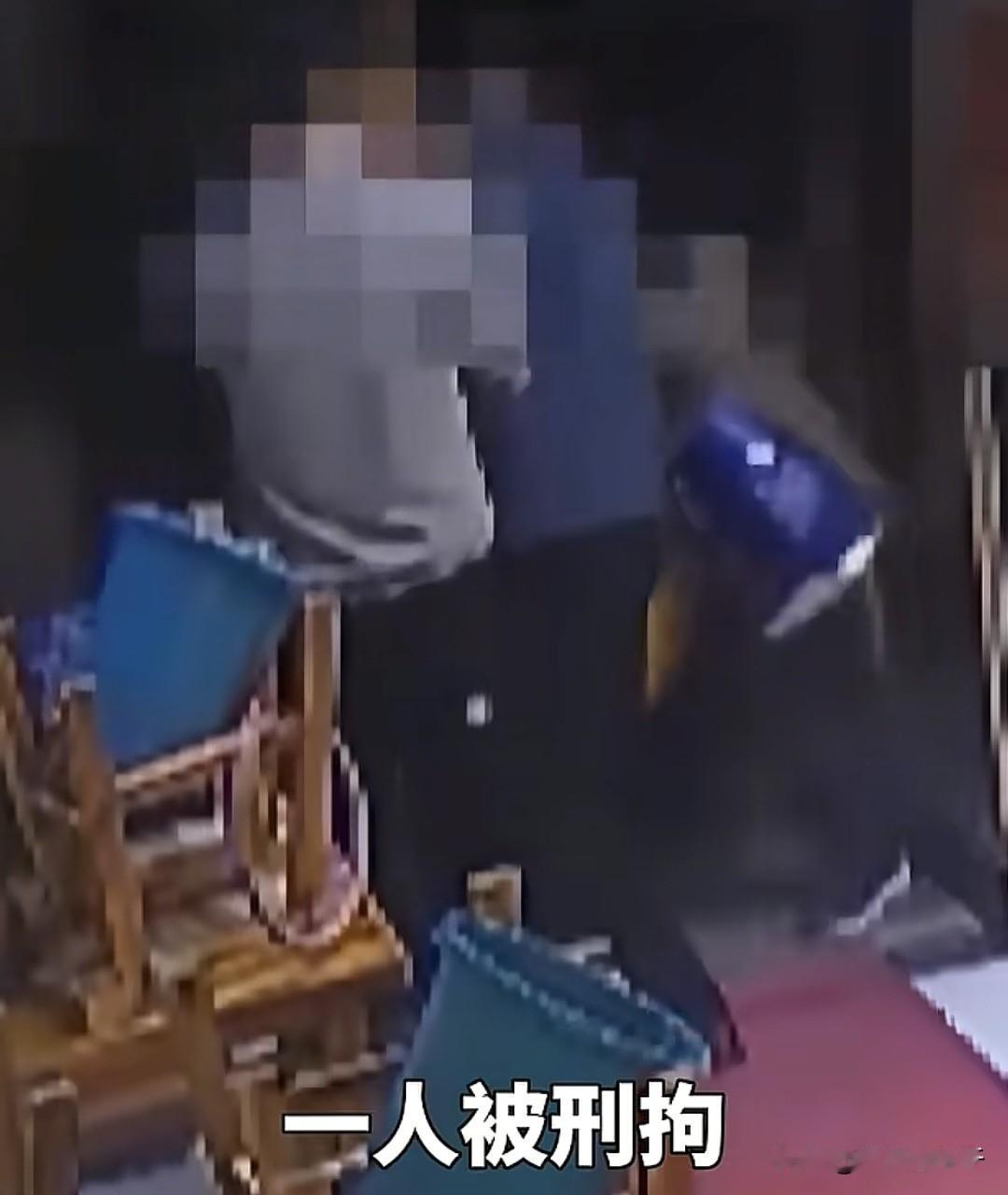 真是够奇葩的，同村邻居一起喝酒后抢着买单，为此大打出手，最终一人被刑拘。

近日