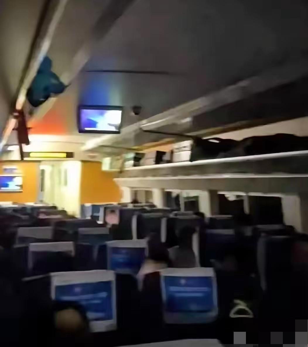 突发事件！
​5月30日，发往深圳的D1804次列车，行驶至贺州隧道内时突发意外