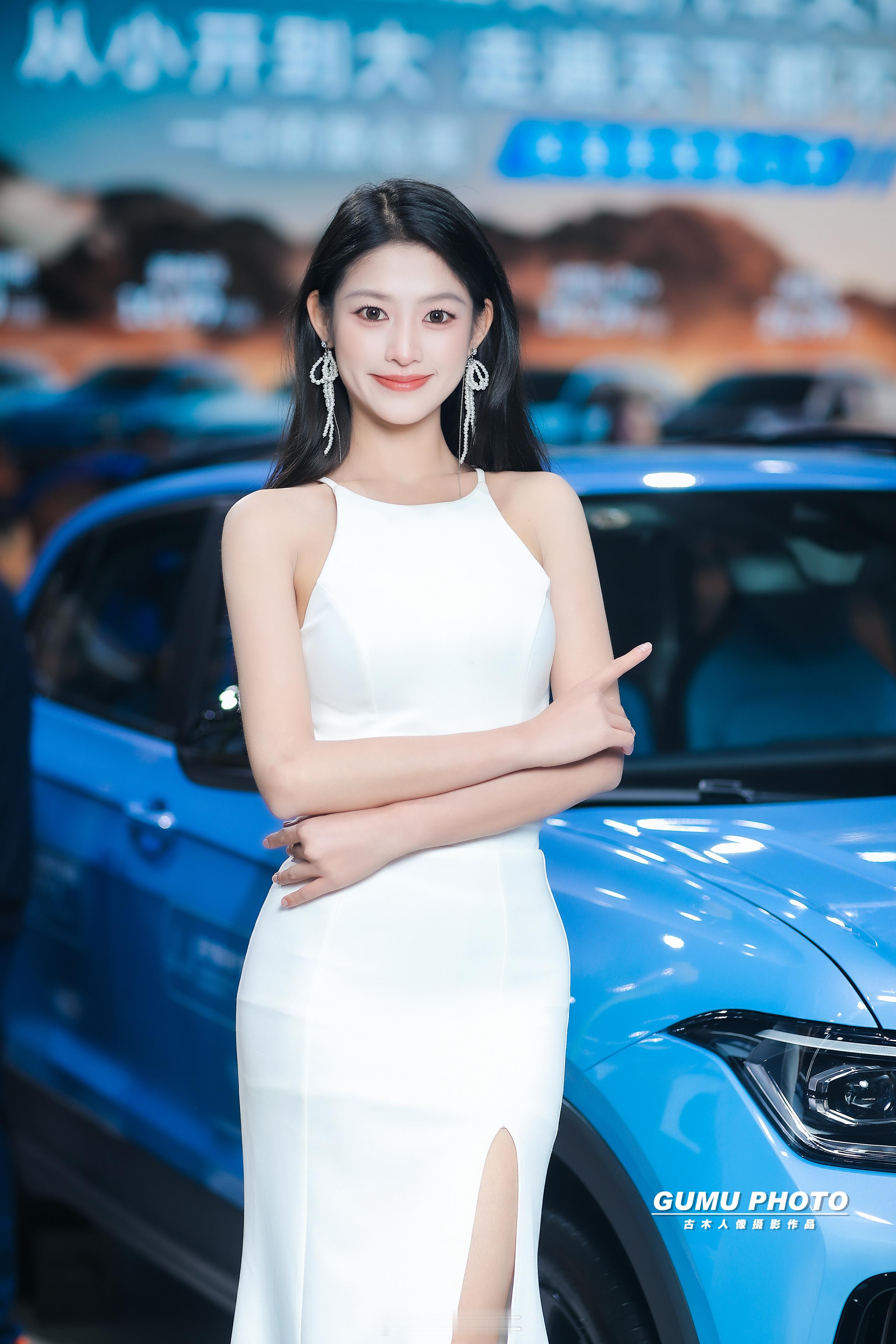 2025贵阳汽车文化节上汽大众展台模特小姐姐。2025贵阳汽车文化节第十五届贵阳