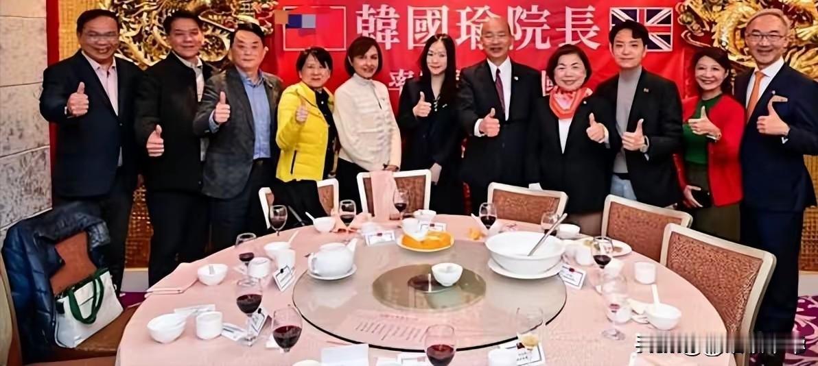 “自我拔高身份”从背景墙上的文字即能看出来，这是所谓的驻英台湾代表处自己拟写的，