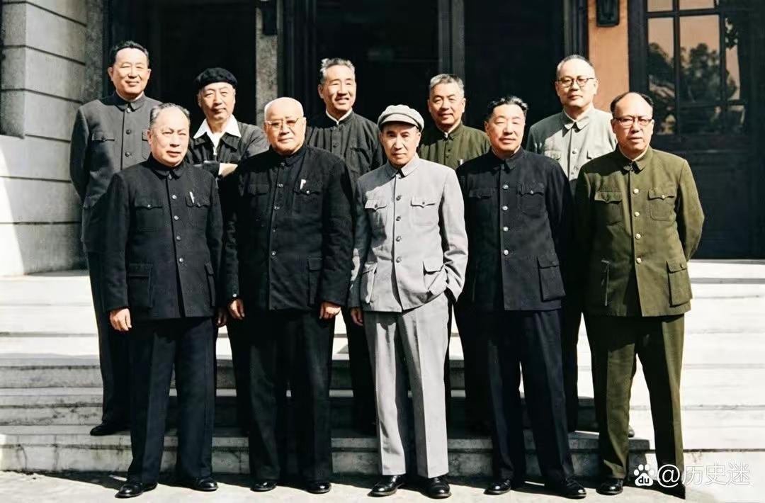 十人之中，他们都是开国元勋，认得其中任何两位，您就超级了不得！