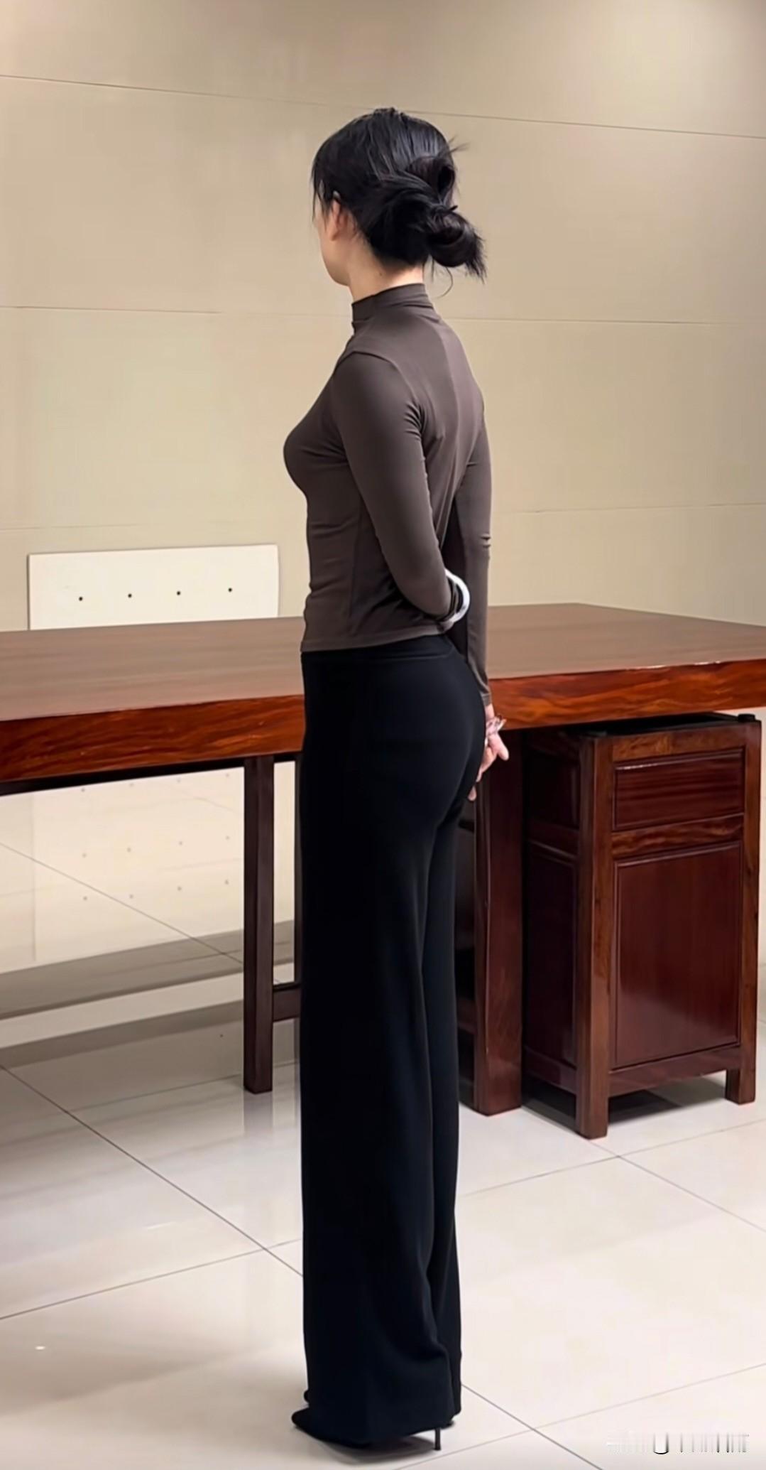 节物惊心换，行藏顾影怜。屋东寒涧月，又见一番圆。