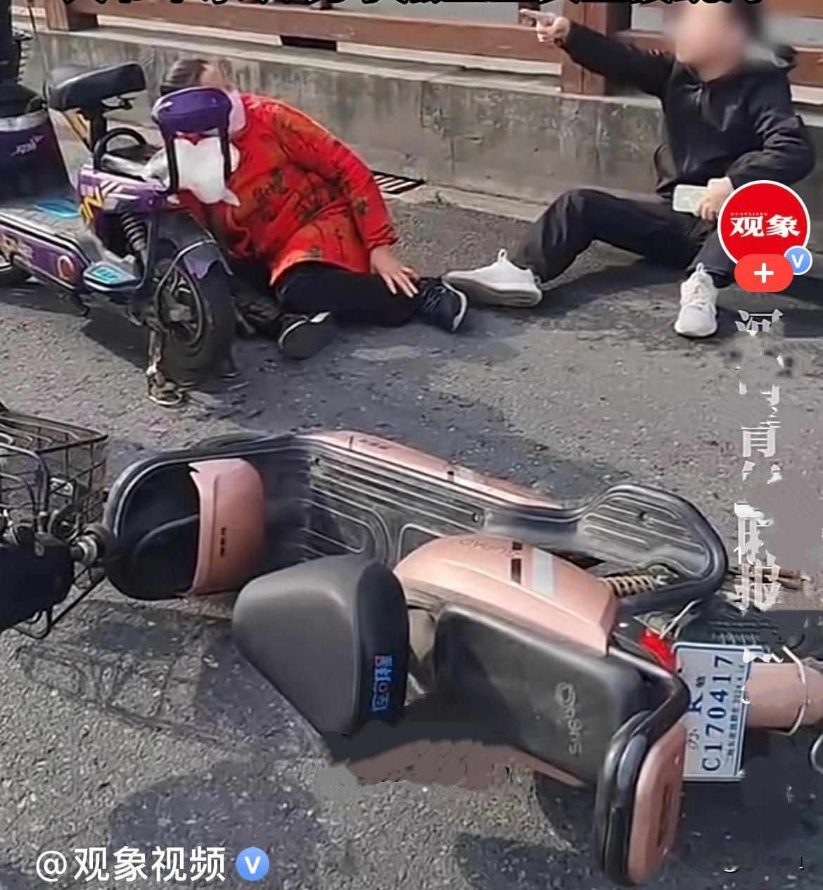 近日，广东一桥面上，一位老太太和一位小伙骑车不知怎么碰撞了，双方都摔倒在地上，车