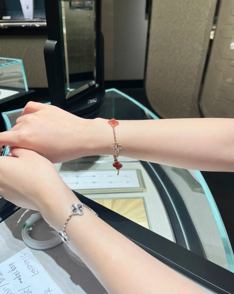 别问我为什么这么拼命赚钱 因为我不能像别的女孩一样 不上班也有人养 我得努力存钱