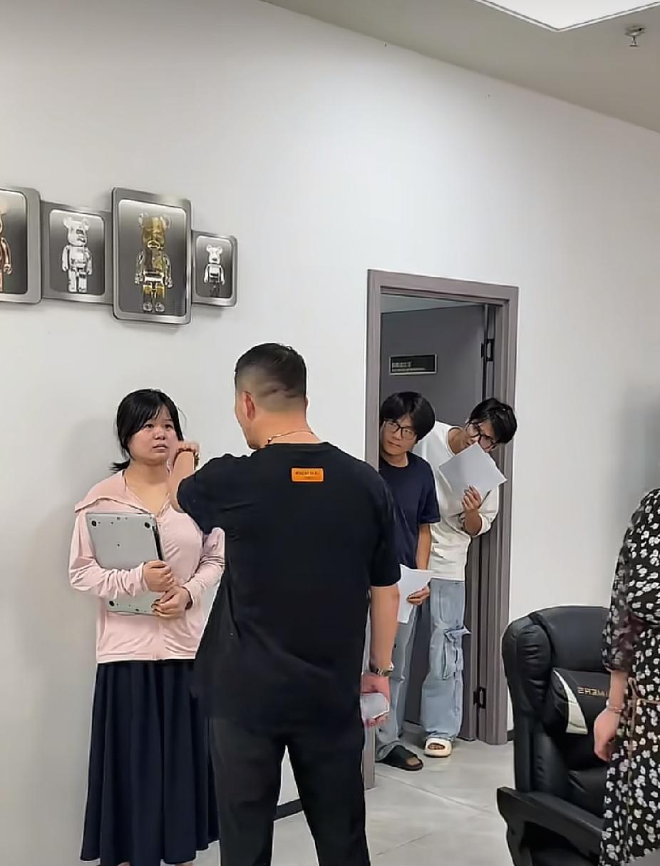 来公司谈合作业务的客户男子，却跟一名女员工发生争执了，老板的一个举动，让人看着直