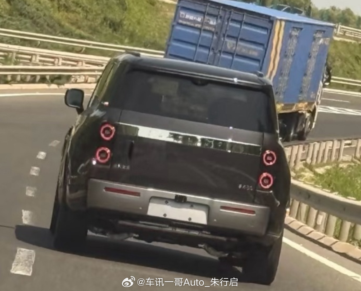 享界G9的实车图亮相，外观造型的辨识度看着很高，内饰整体造型中规中矩，呈现标准的