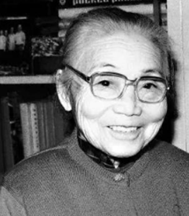 1925年，苏州豪门潘祖年病重。临终前，他支开旁人，只留下20岁的孙媳妇，厚着脸