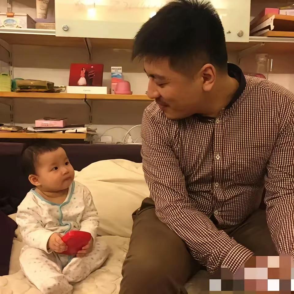 把女儿丢在童年的父亲，是最残忍的！
唉…