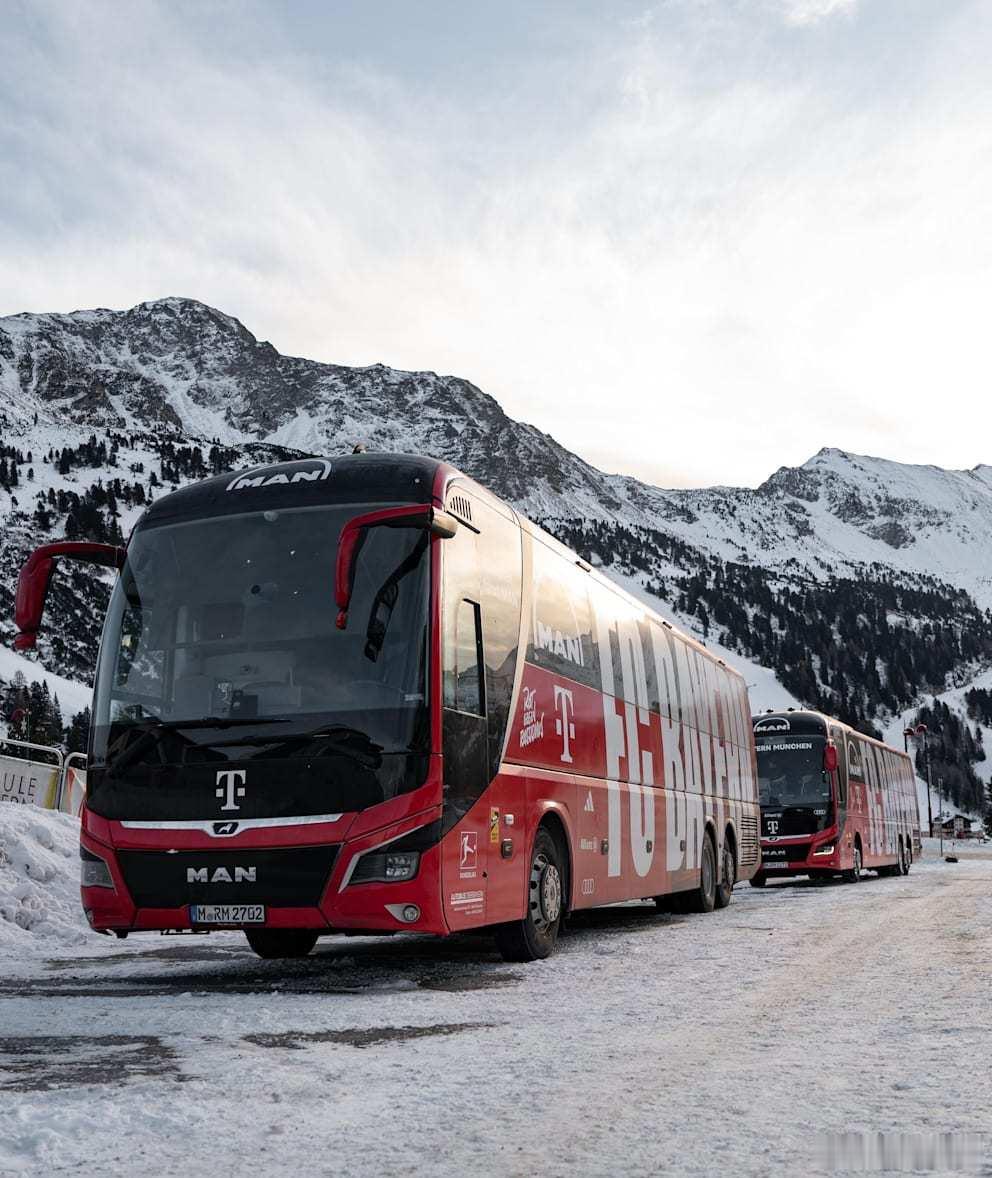 周二和萨尔茨堡的热身赛后，拜仁球员前往距离红牛主场90公里外的阿尔卑斯山区，在奥