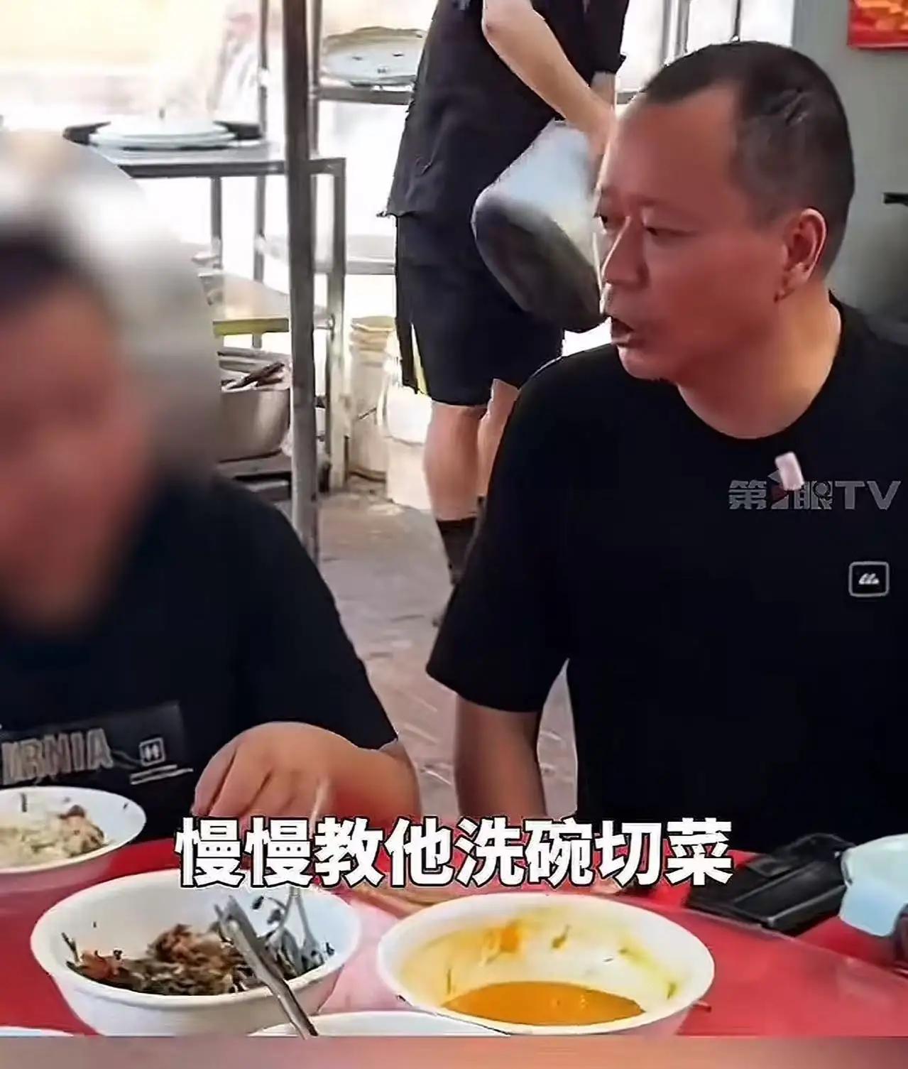 这才是真正的“感动中国”！不是那些浮夸的颁奖词，也不是那些华丽的舞台，而是在平凡