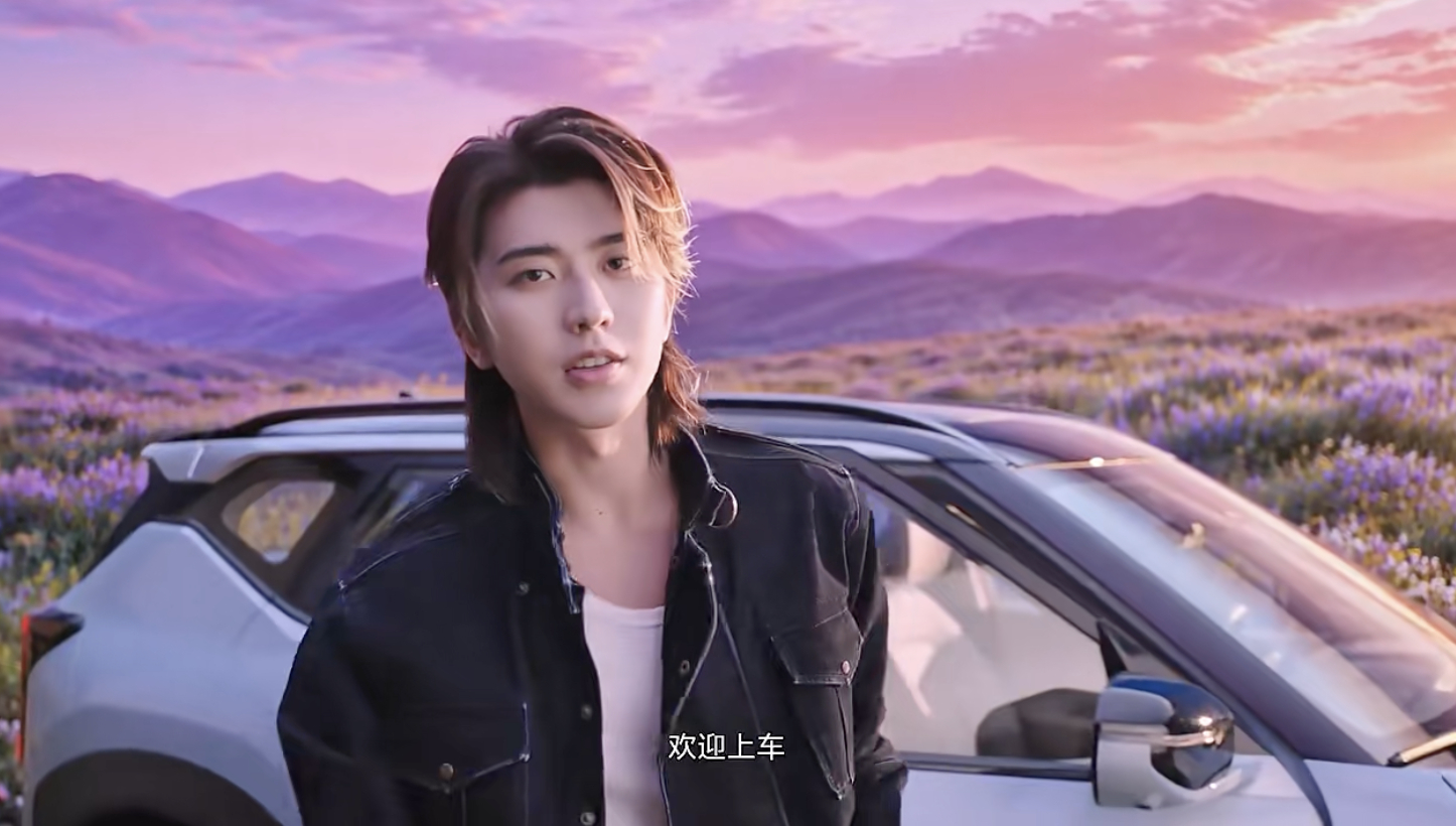 不得不说起亚很会拍啊，蔡徐坤好帅，景色也好美，车也好漂亮！那么大的屏幕！更漂亮的