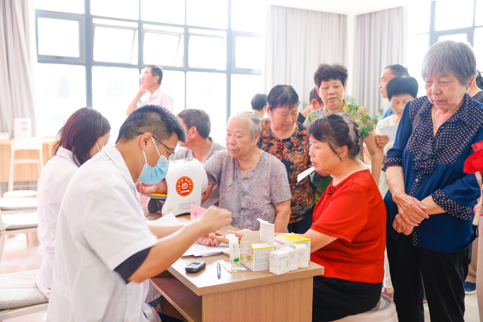 宁波慈溪慈邻帮托起幸福夕阳红 近日，白沙路街道白彭社区“慈邻帮”邻里互助便民服务